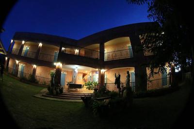 له بار تاری هتل