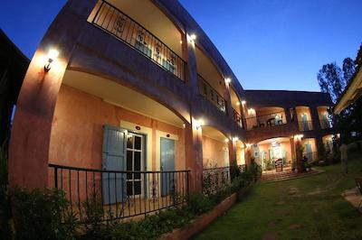 له بار تاری هتل