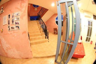 له بار تاری هتل