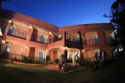 له بار تاری هتل