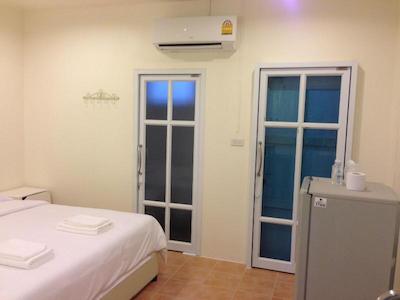 له بار تاری هتل