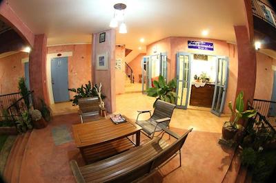 له بار تاری هتل