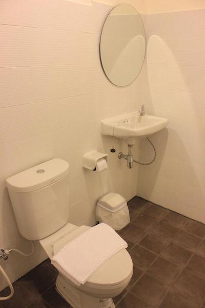 له بار تاری هتل