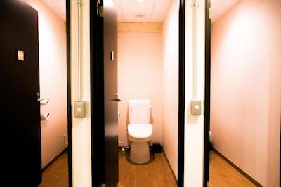 نوی هاستل باز لانج