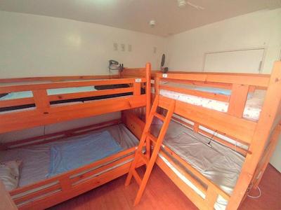 پالت تاکاشی مادایرا گست هاوس