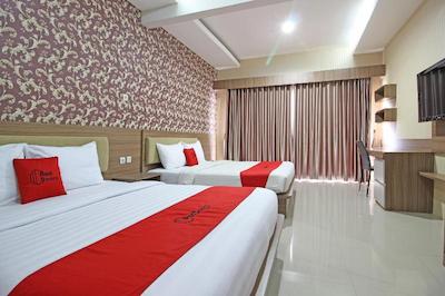 رد دورز نیر جوگجا سیتی مال