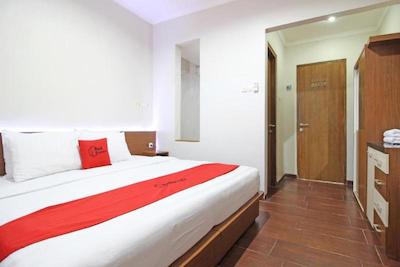 رد دورز نیر جوگجا سیتی مال