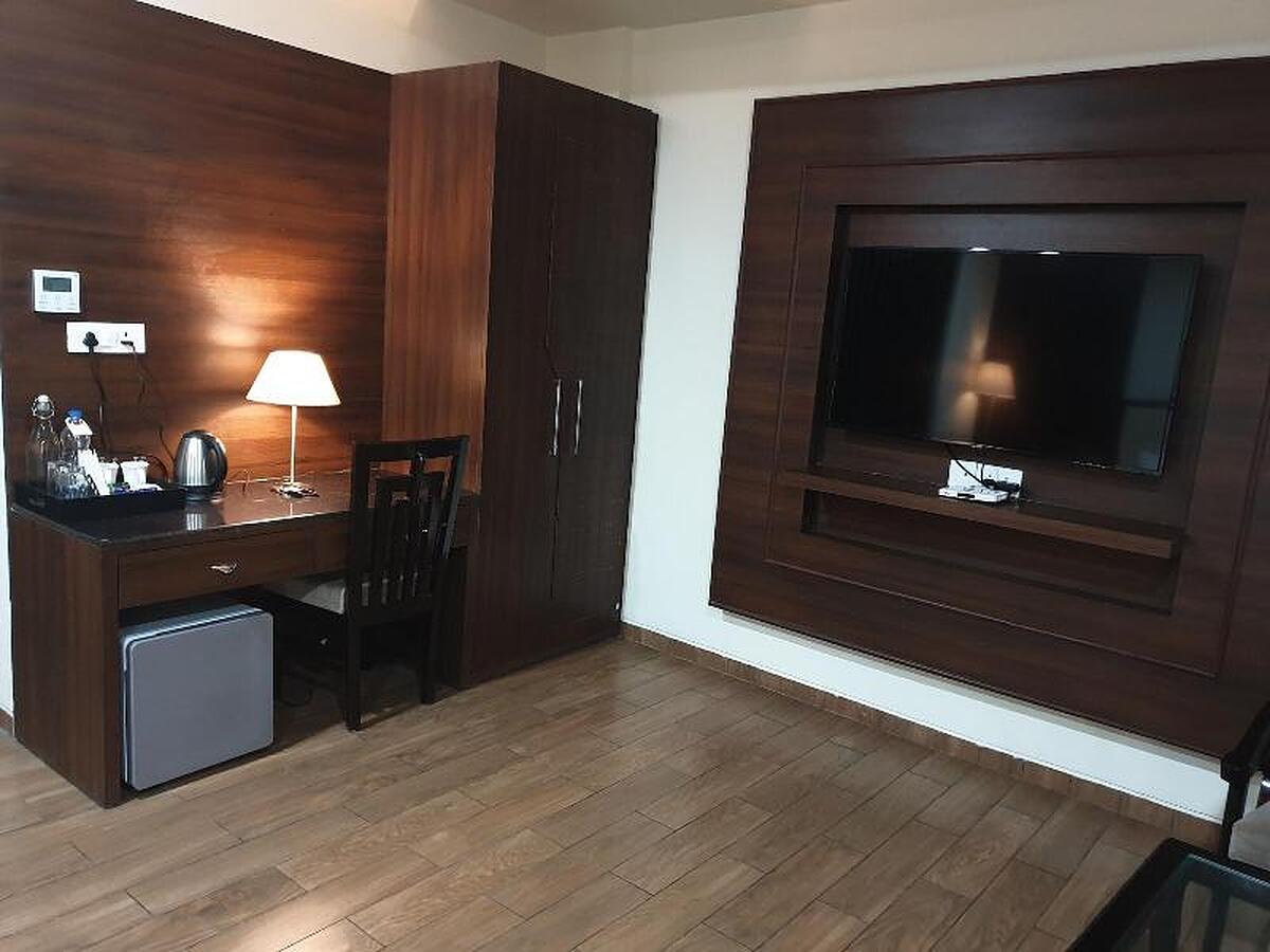 Jb Skyhilton Inn