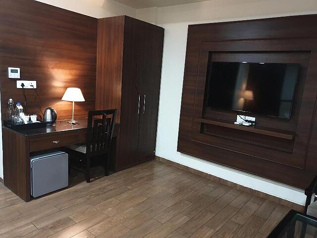 Jb Skyhilton Inn