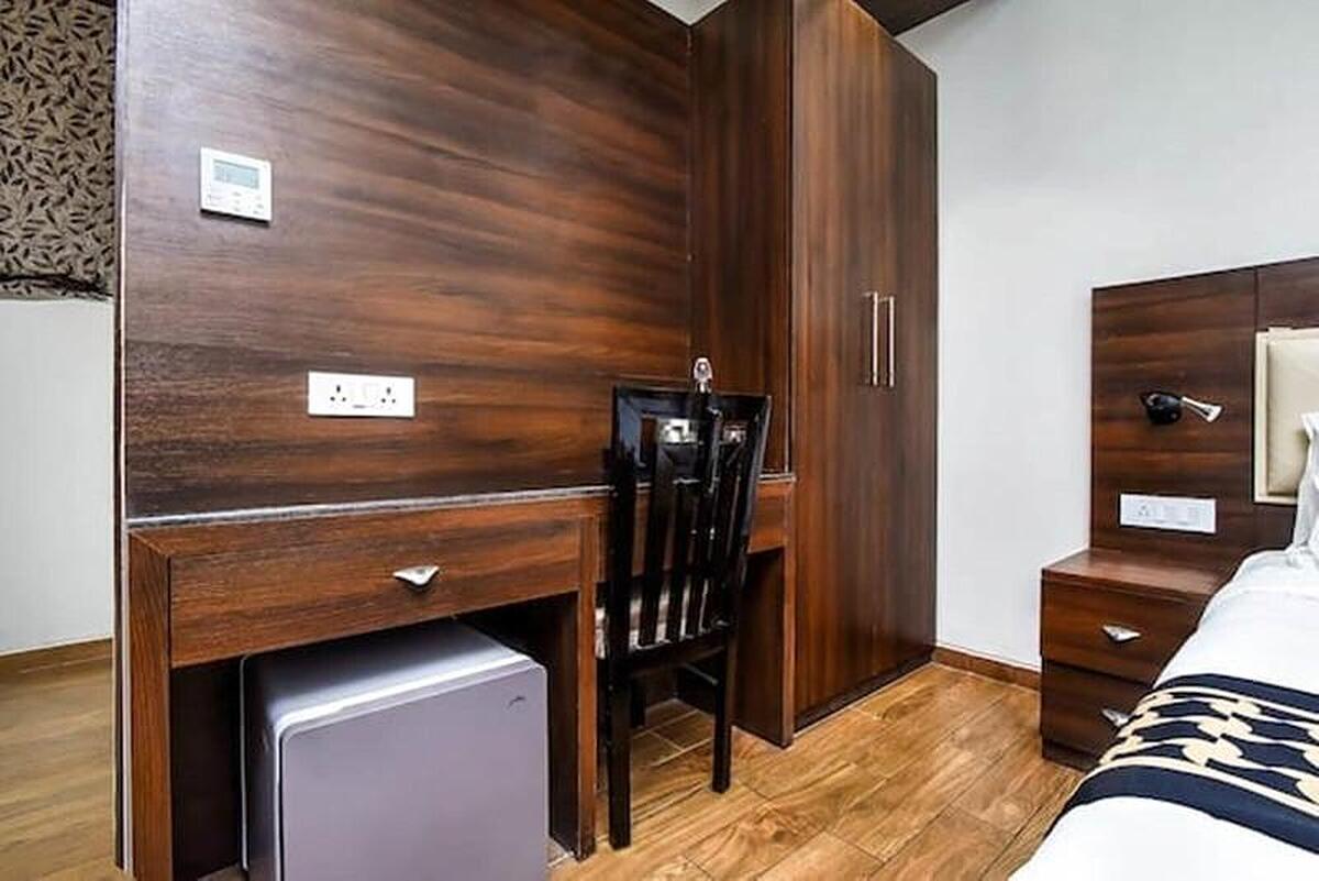 Jb Skyhilton Inn