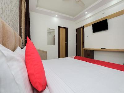 OYO 12544 Varcity Twin Towers