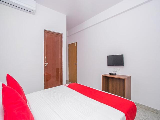 OYO 15695 Varcity Comforts