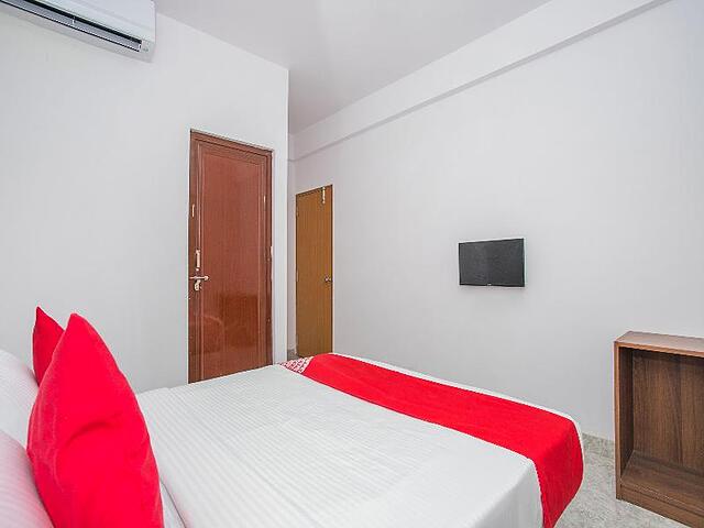OYO 15695 Varcity Comforts