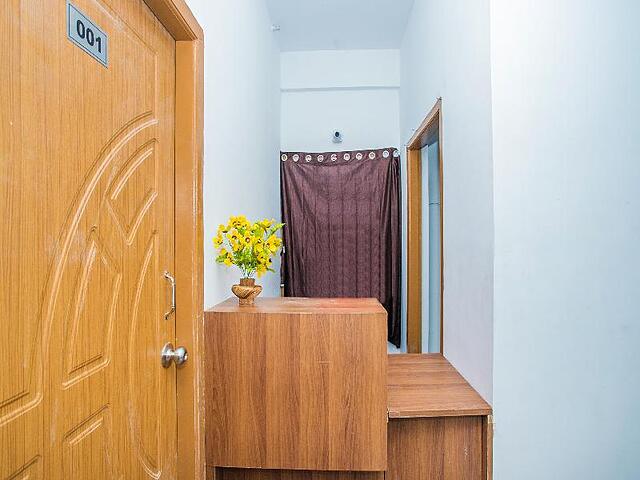 OYO 15695 Varcity Comforts