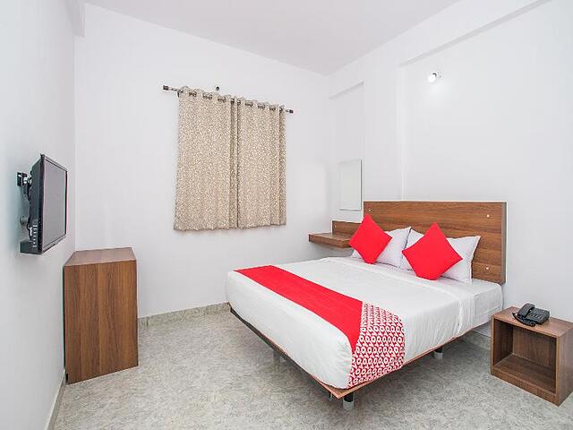 OYO 15695 Varcity Comforts