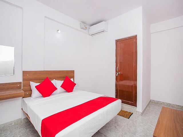 OYO 15695 Varcity Comforts