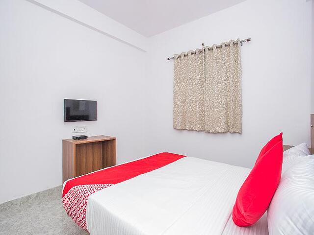 OYO 15695 Varcity Comforts