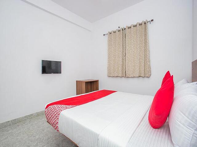 OYO 15695 Varcity Comforts