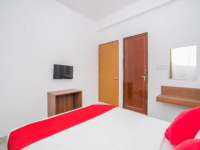 OYO 15695 Varcity Comforts