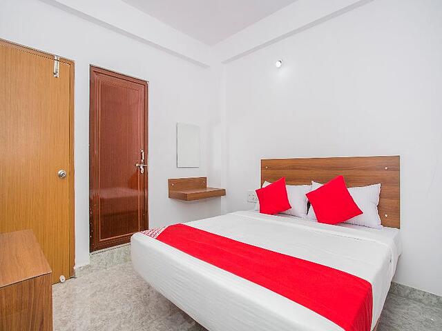 OYO 15695 Varcity Comforts