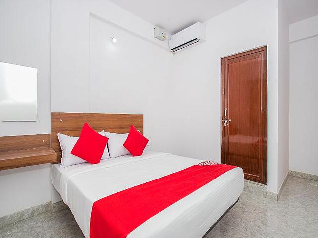 OYO 15695 Varcity Comforts