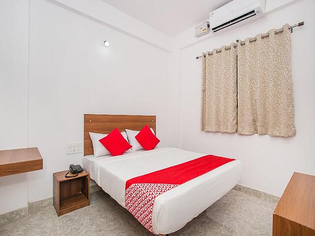 OYO 15695 Varcity Comforts