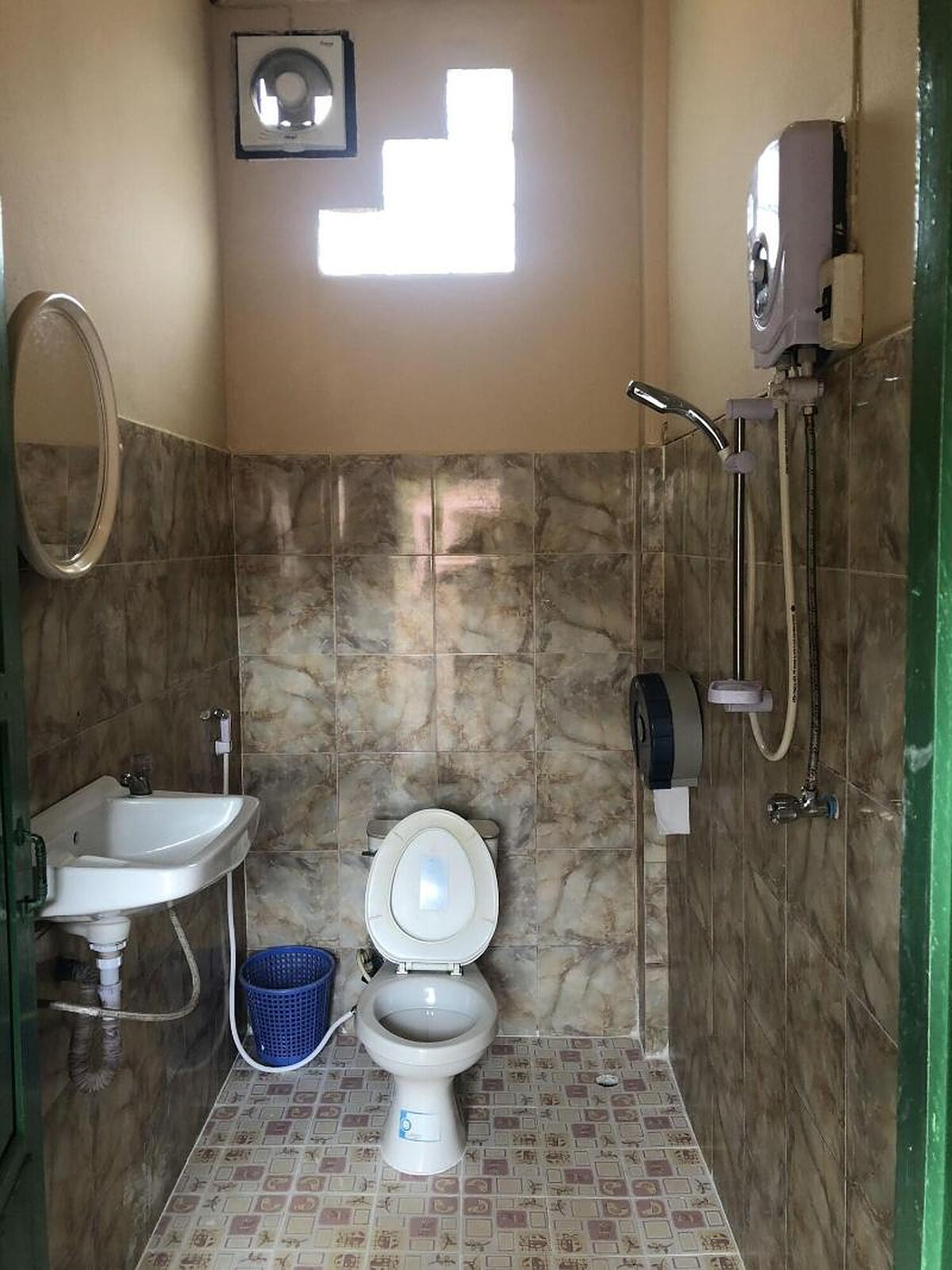 REAL VANG VIENG BACKPACKER HOSTEL