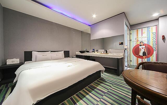 THE SHARP HOTEL