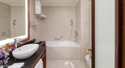 رنسانس مسکو مونارک سنتر