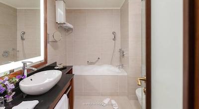 رنسانس مسکو مونارک سنتر