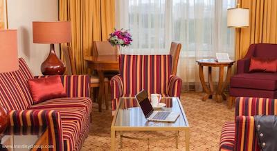 رنسانس مسکو مونارک سنتر