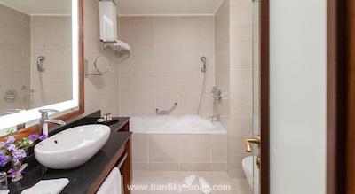 رنسانس مسکو مونارک سنتر