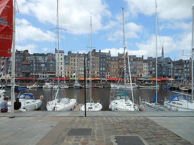 Le Bien Aller In A Shopping District