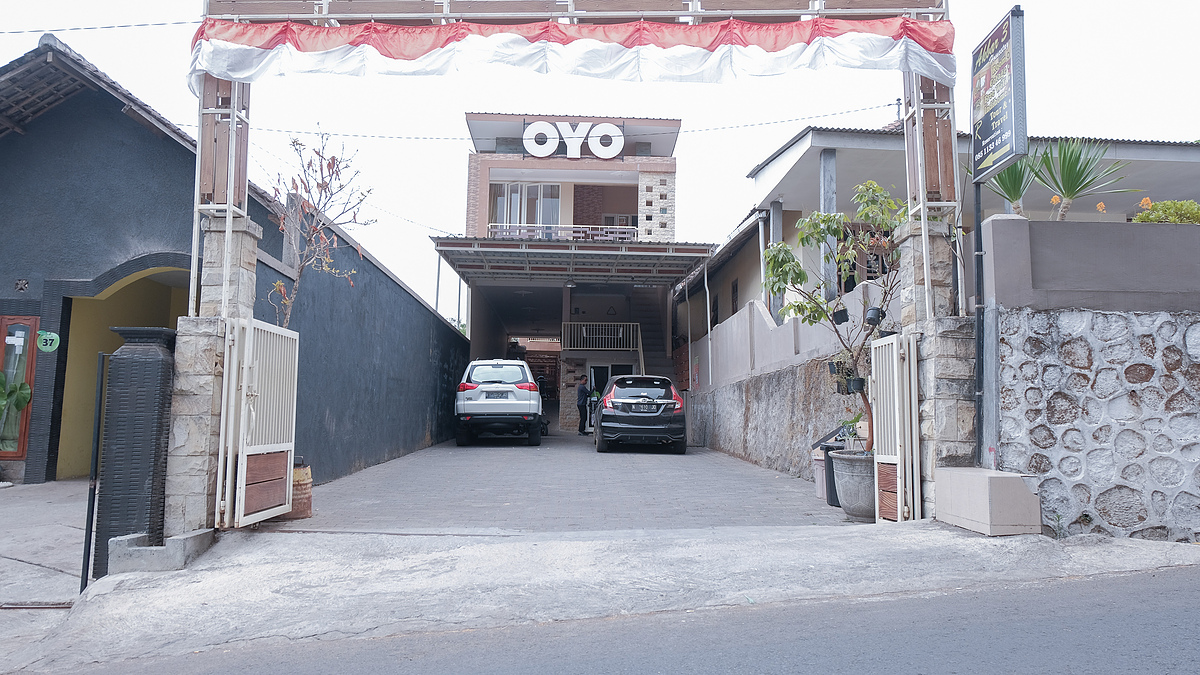 Oyo 1692 Villa Akbar 3