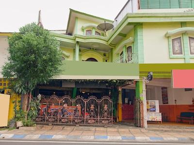 Oyo 3103 Opo Homestay & Kost