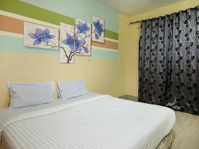 Oyo 2208 Thyesza Hotel