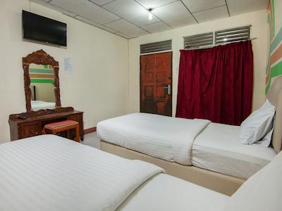 Oyo 2208 Thyesza Hotel