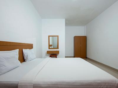 Oyo 2208 Thyesza Hotel