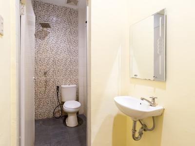 Oyo 2208 Thyesza Hotel