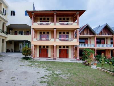 Oyo 2208 Thyesza Hotel