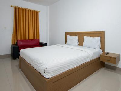 Oyo 2208 Thyesza Hotel