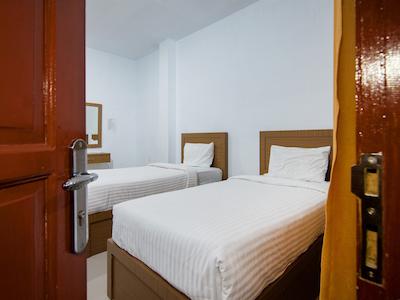 Oyo 2208 Thyesza Hotel