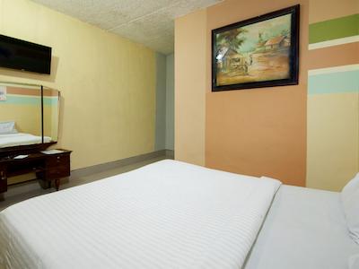 Oyo 2208 Thyesza Hotel