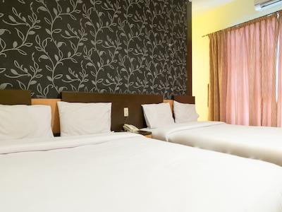 Oyo 2208 Thyesza Hotel