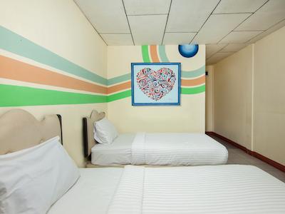 Oyo 2208 Thyesza Hotel