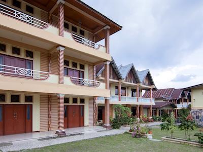 Oyo 2208 Thyesza Hotel