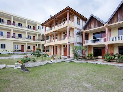 Oyo 2208 Thyesza Hotel