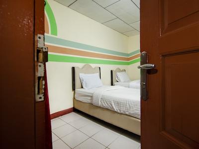 Oyo 2208 Thyesza Hotel