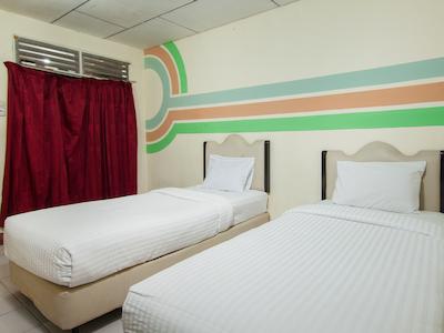 Oyo 2208 Thyesza Hotel