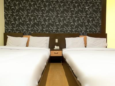 Oyo 2208 Thyesza Hotel